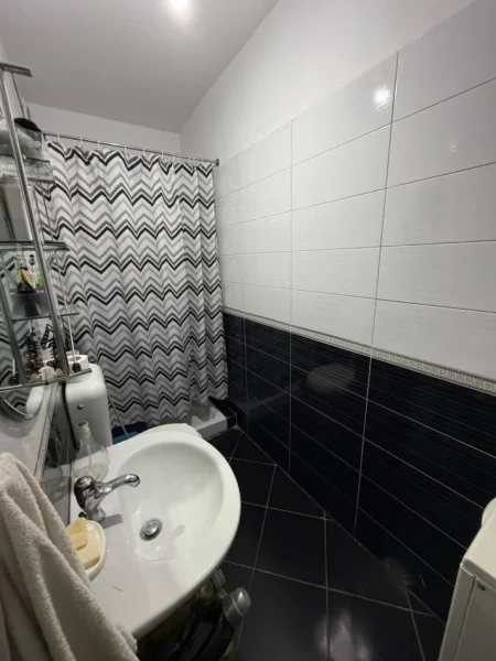 Tirane, shitet apartament 2+1+Ballkon Kati 5, 59 m² 100.000 € (Rruga Irfan Tomini)