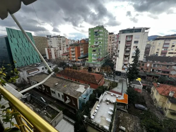 Tirane, jepet me qera apartament 2+1 Kati 7, 112 m² 1.100 € (BLLOKU)