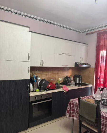 Tirane, jepet me qera apartament 2+1+Ballkon Kati 6, 90 m² 600 € (KOMUNA E PARISIT)