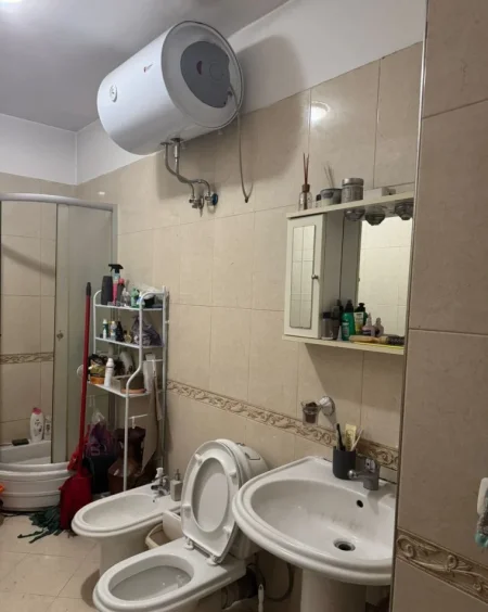 Tirane, jepet me qera apartament 2+1+Ballkon Kati 6, 90 m² 600 € (KOMUNA E PARISIT)