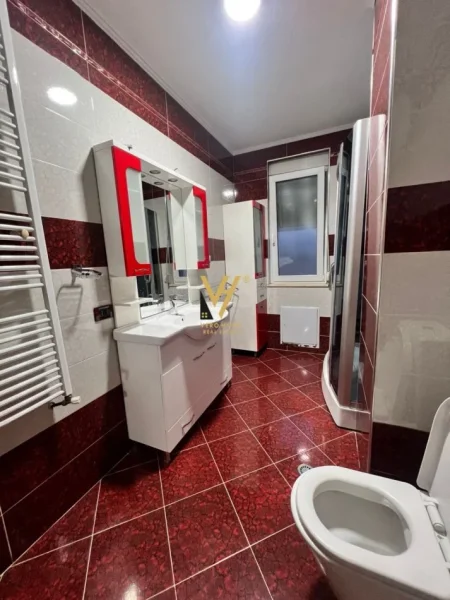 Tirane, jepet me qera apartament 2+1+Ballkon Kati 7, 100 m² 700 € (BULEVARDI ZHAN D'ARK)