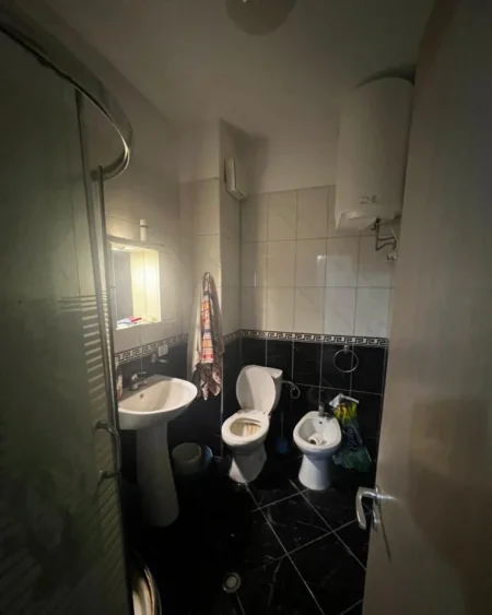 Tirane, jepet me qera apartament 2+1+Ballkon Kati 2, 85 m² 500 € (YZBERISHT)