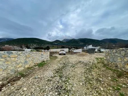 Tirane, jepet me qera toke , 2.670 m² (Rr Fadil Alushi)