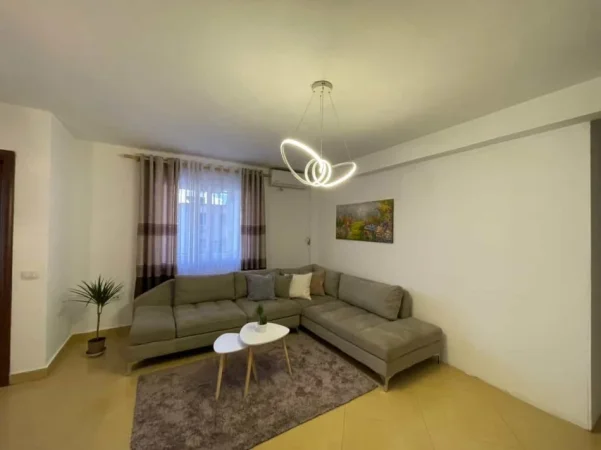 Tirane, jepet me qera apartament 1+1 Kati 4, 85 m² 