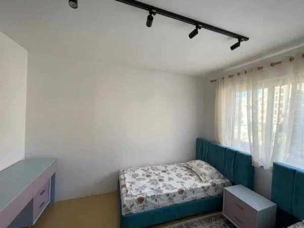 Tirane, jepet me qera apartament 1+1 Kati 4, 85 m² 