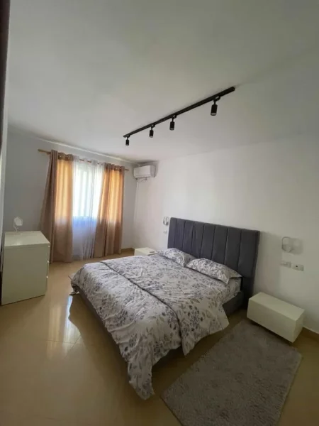 Tirane, jepet me qera apartament 1+1 Kati 4, 85 m² 
