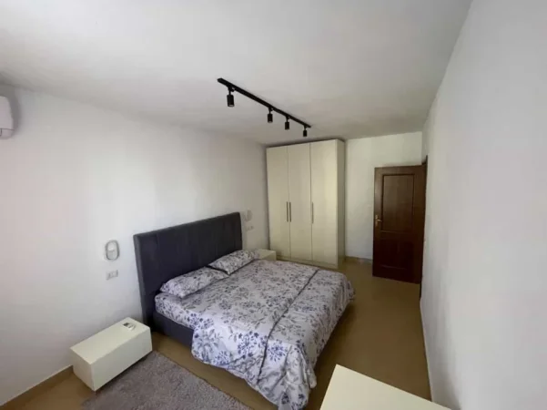 Tirane, jepet me qera apartament 1+1 Kati 4, 85 m² 