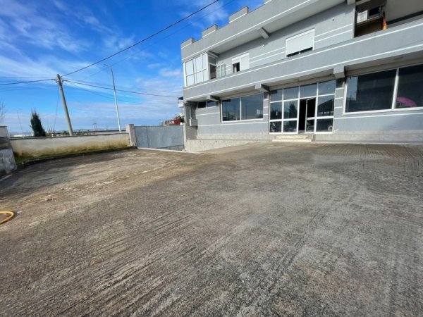 Tirane, jepet me qera magazine Kati 0, 328 m² 1.250 € (Babrru)
