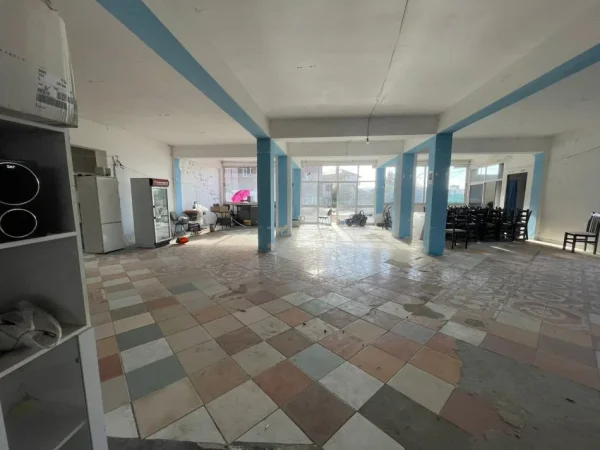 Tirane, jepet me qera magazine Kati 0, 328 m² 1.250 € (Babrru)