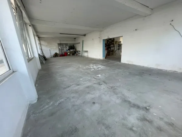 Tirane, jepet me qera magazine Kati 0, 328 m² 1.250 € (Babrru)