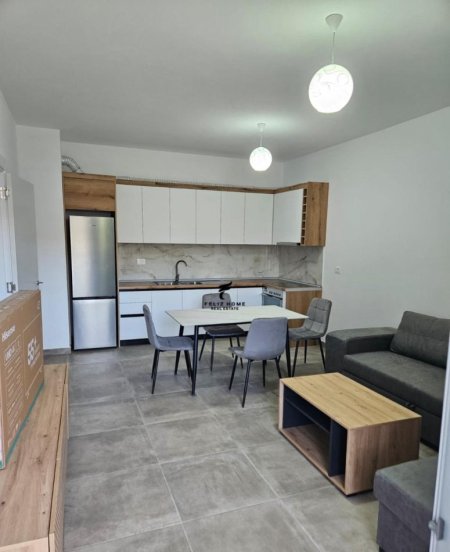 Tirane, jepet me qera apartament 1+1 Kati 3, 70 m² 450 € (UNIVERS CITY)