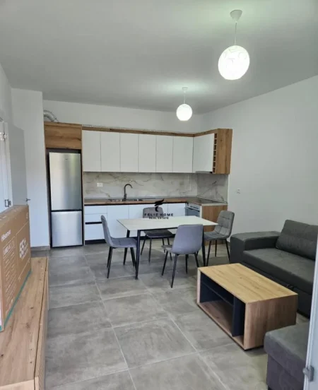 Tirane, jepet me qera apartament 1+1 Kati 3, 70 m² 450 € (UNIVERS CITY)