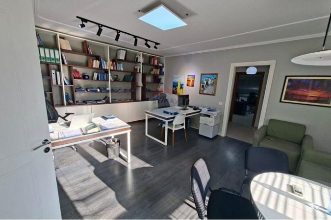 Tirane, jepet me qera zyre Kati 1, 97 m² 700 € (Gjykata e Rrethit Tirane)