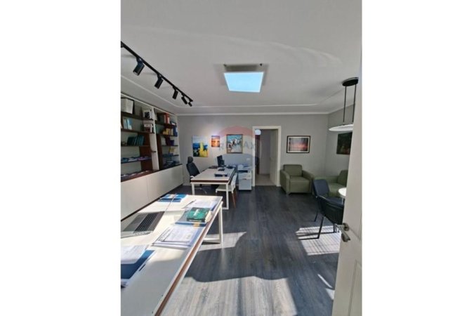Tirane, jepet me qera zyre Kati 1, 97 m² 700 € (Gjykata e Rrethit Tirane)