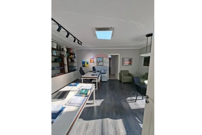 Tirane, jepet me qera zyre Kati 1, 97 m² 700 € (Gjykata e Rrethit Tirane)