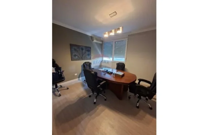 Tirane, jepet me qera zyre Kati 1, 97 m² 700 € (Gjykata e Rrethit Tirane)