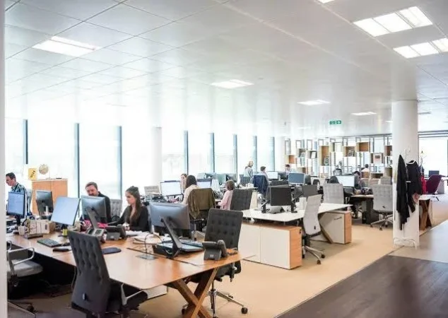 Tirane, jepet me qera zyre Kati 1, 185 m² 2.700 € (YZBERISHT)