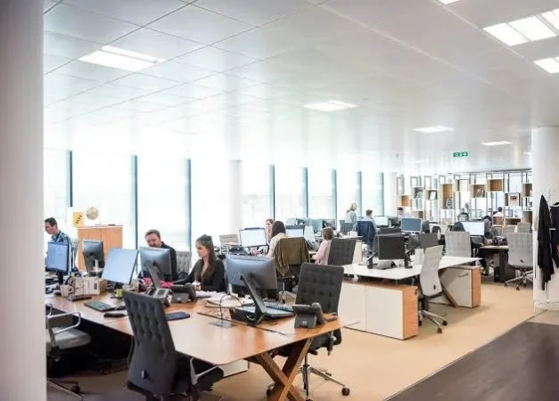 Tirane, jepet me qera zyre Kati 1, 185 m² 2.700 € (YZBERISHT)