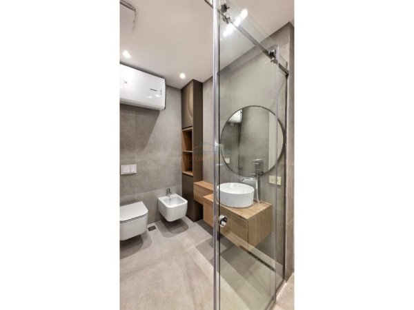 Tirane, jepet me qera apartament 3+1+Aneks+Ballkon Kati 9, 152 m² 2.200 € (Golden Tower)