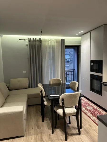 Tirane, jepet me qera apartament 2+1+Ballkon Kati 2, 100 m² 800 € (PAZARI I RI)
