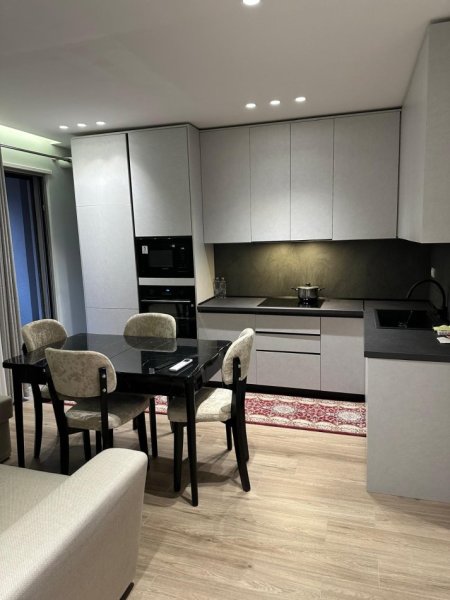 Tirane, jepet me qera apartament 2+1+Ballkon Kati 2, 100 m² 800 € (PAZARI I RI)