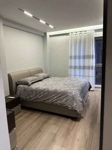 Tirane, jepet me qera apartament 2+1+Ballkon Kati 2, 100 m² 800 € (PAZARI I RI)