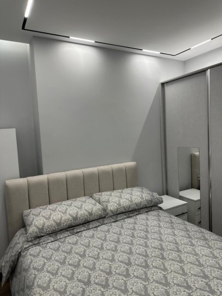 Tirane, jepet me qera apartament 2+1+Ballkon Kati 2, 100 m² 800 € (PAZARI I RI)