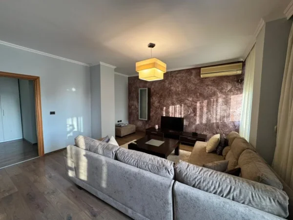 Tirane, jepet me qera apartament 2+1+Ballkon , 120 m² 800 € (Rruga e Dibrës)