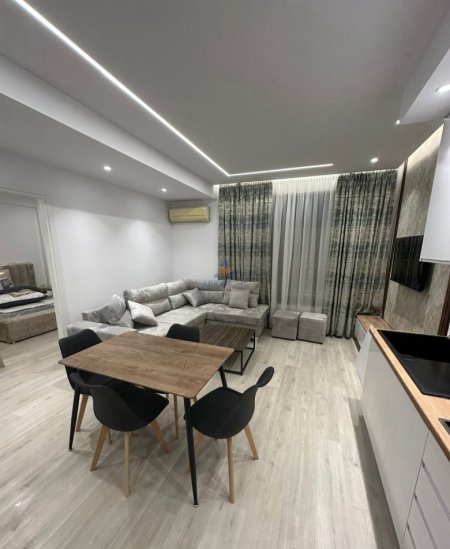 Tirane, jepet me qera apartament 1+1 Kati 1, 55 m² 674 € 