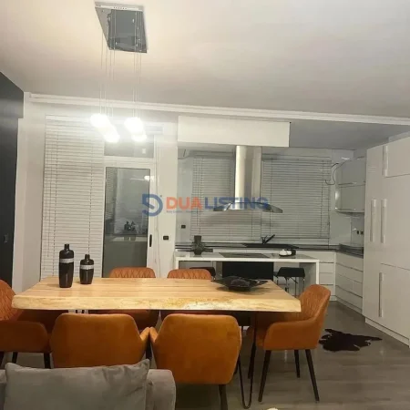 Tirane, jepet me qera apartament 2+1 , 950 € (Komuna e Parisit)