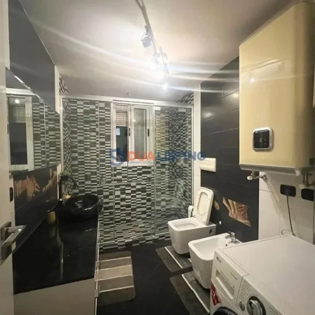 Tirane, jepet me qera apartament 2+1 , 950 € (Komuna e Parisit)