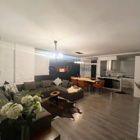 Tirane, jepet me qera apartament 2+1 , 950 € (Komuna e Parisit)