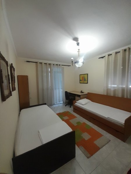 Tirane, jepet me qera apartament 2+1+Ballkon Kati 5, 80 m² 45.000 Lekë te Reja,(Prane Kafe Flora,Rruga Mine Peza, Tirane.)
