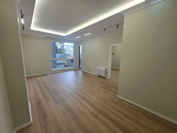 Tirane, jepet me qera apartament 1+1 Kati 1, 65 m² 600 € (Komuna e Parisit)