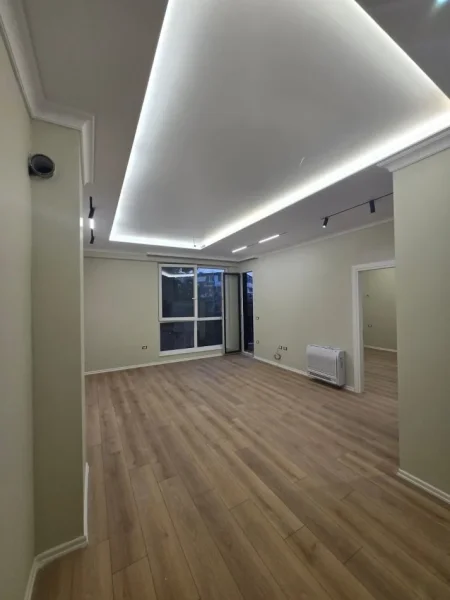 Tirane, jepet me qera apartament 1+1 Kati 1, 65 m² 600 € (Komuna e Parisit)