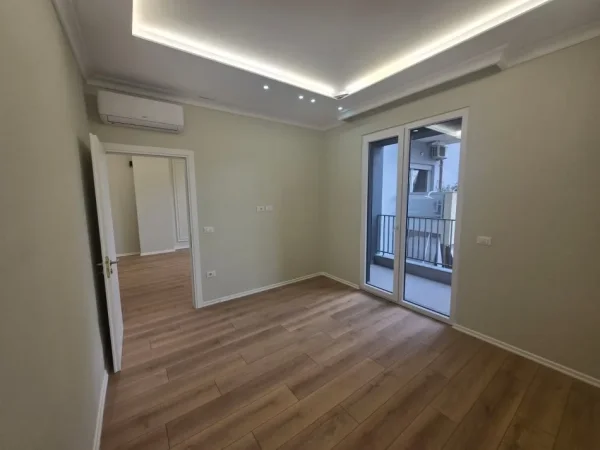 Tirane, jepet me qera apartament 1+1 Kati 1, 65 m² 600 € (Komuna e Parisit)
