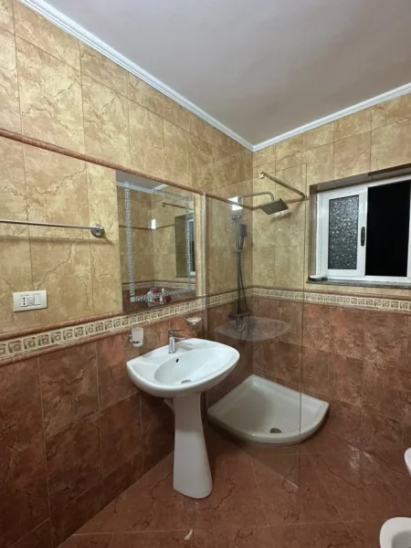 Tirane, jap me qera apartament 2+1+Ballkon Kati 2, 81 m² 650 € 