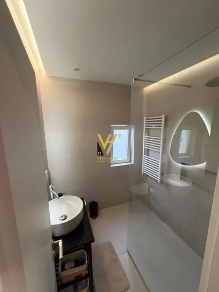 Tirane, jepet me qera apartament 1+1+Ballkon Kati 1, 60 m² 850 € (KOMUNA E PARISIT)