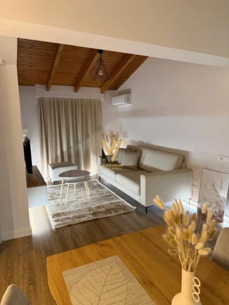 Tirane, jepet me qera apartament 1+1+Ballkon Kati 1, 60 m² 850 € (KOMUNA E PARISIT)