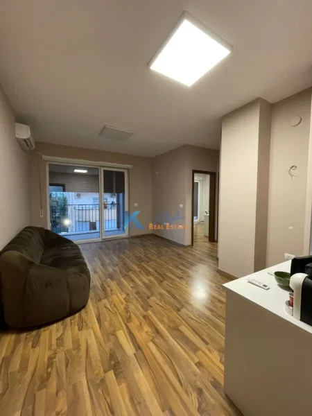 Tirane, jepet me qera zyre Kati 2, 140 m² 1.650 € (21 Dhjetori, prane Abi Bank)
