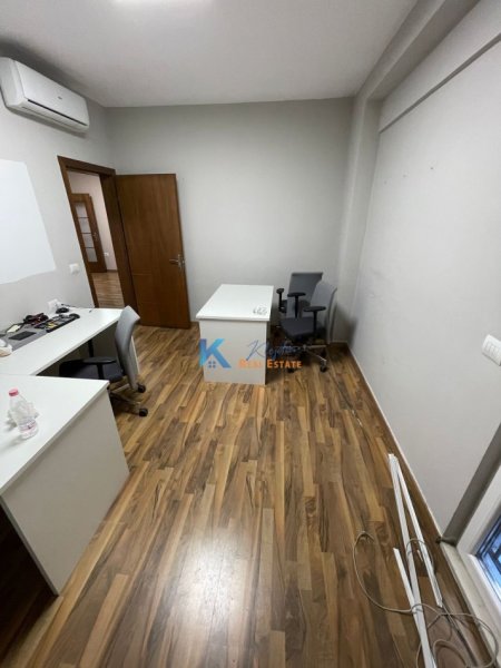 Tirane, jepet me qera zyre Kati 2, 140 m² 1.650 € (21 Dhjetori, prane Abi Bank)