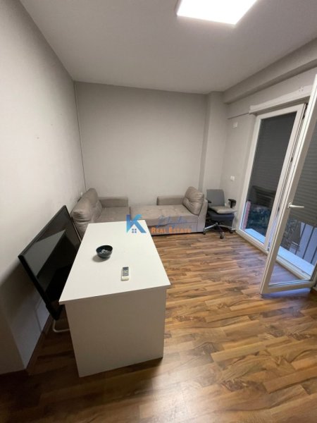 Tirane, jepet me qera zyre Kati 2, 140 m² 1.650 € (21 Dhjetori, prane Abi Bank)