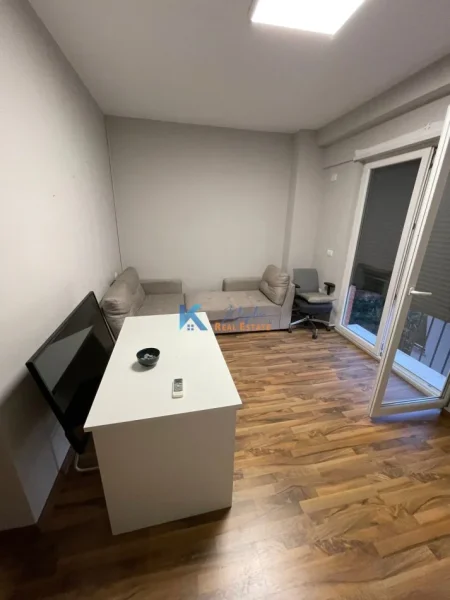 Tirane, jepet me qera zyre Kati 2, 140 m² 1.650 € (21 Dhjetori, prane Abi Bank)