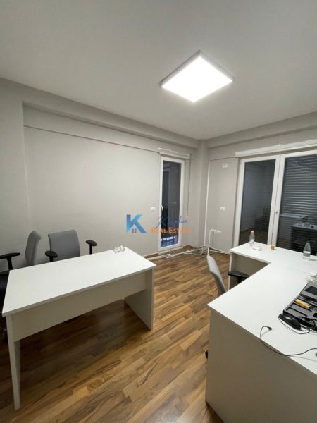 Tirane, jepet me qera zyre Kati 2, 140 m² 1.650 € (21 Dhjetori, prane Abi Bank)