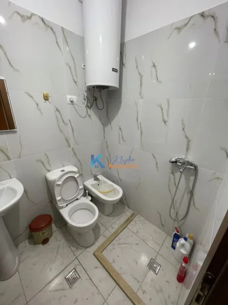 Tirane, jepet me qera zyre Kati 2, 140 m² 1.650 € (21 Dhjetori, prane Abi Bank)