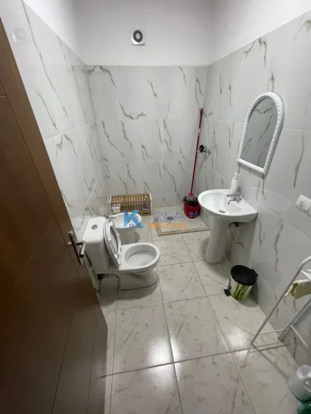 Tirane, jepet me qera zyre Kati 2, 140 m² 1.650 € (21 Dhjetori, prane Abi Bank)