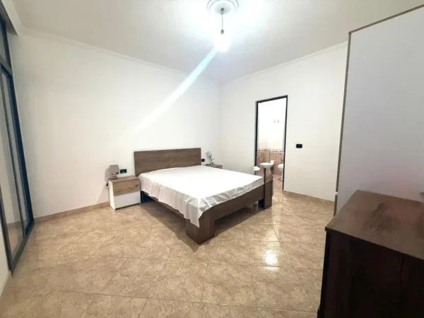 Tirane, jepet me qera apartament 2+1+Ballkon Kati 0, 110 m² 550 € (Stacioni Trenit)