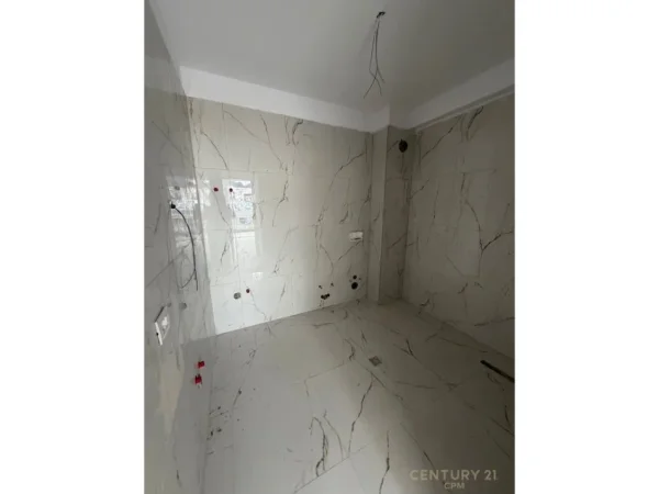 Tirane, shitet apartament 1+1 Kati 5, 69 m² 105.000 € 