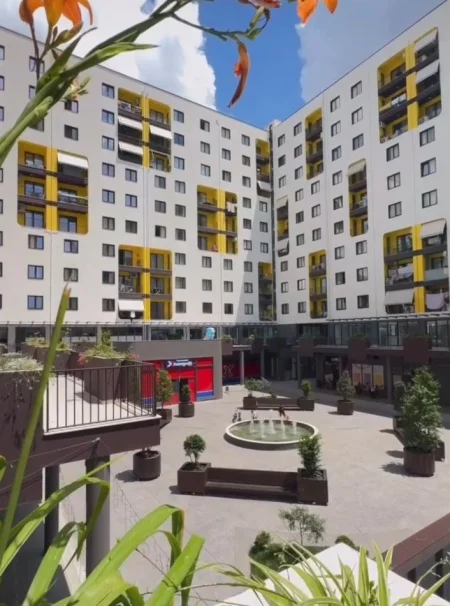 Tirane, jepet me qera dyqan Kati 0, 45 m² 650 € (YZBERISHT)