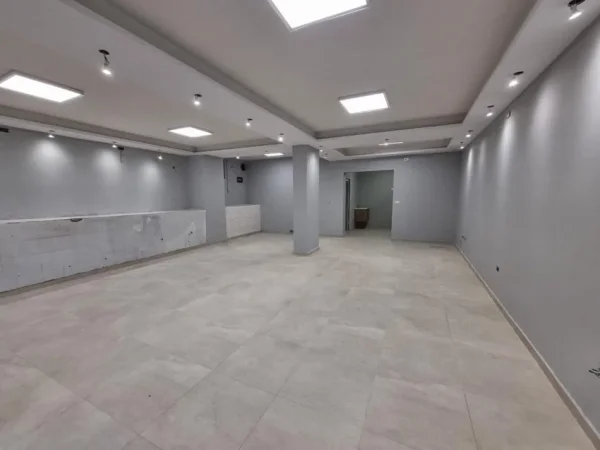 Tirane, shitet dyqan Kati 0, 74 m² 140.000 € (PAZARI I RI)